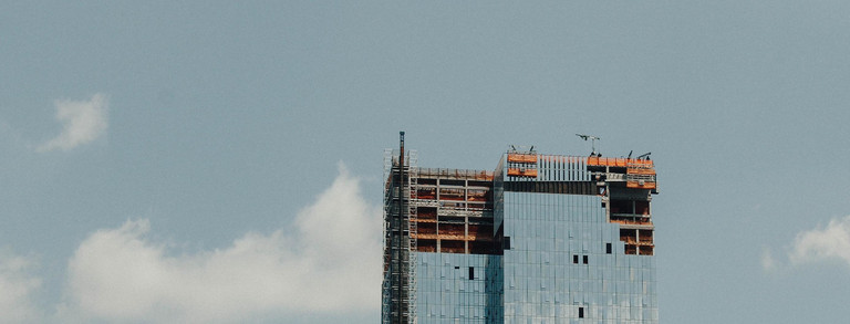 TK IV Foto eines Hochhauses mit Himmel - Lehrstuhl Tragkonstruktionen